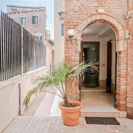 Gondola Rosa, Incantevole Vista Sul Canale Venecia Exterior foto