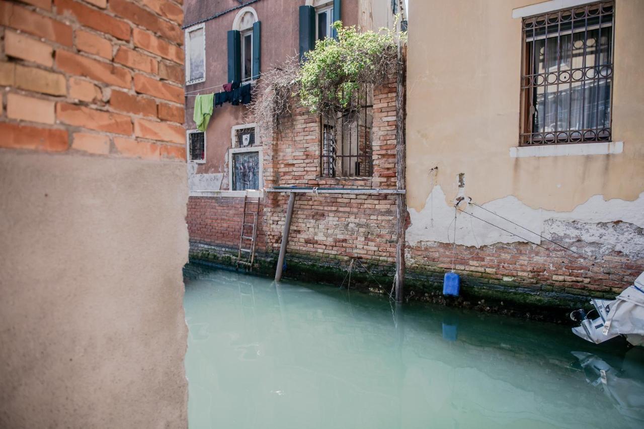 Gondola Rosa, Incantevole Vista Sul Canale Venecia Exterior foto