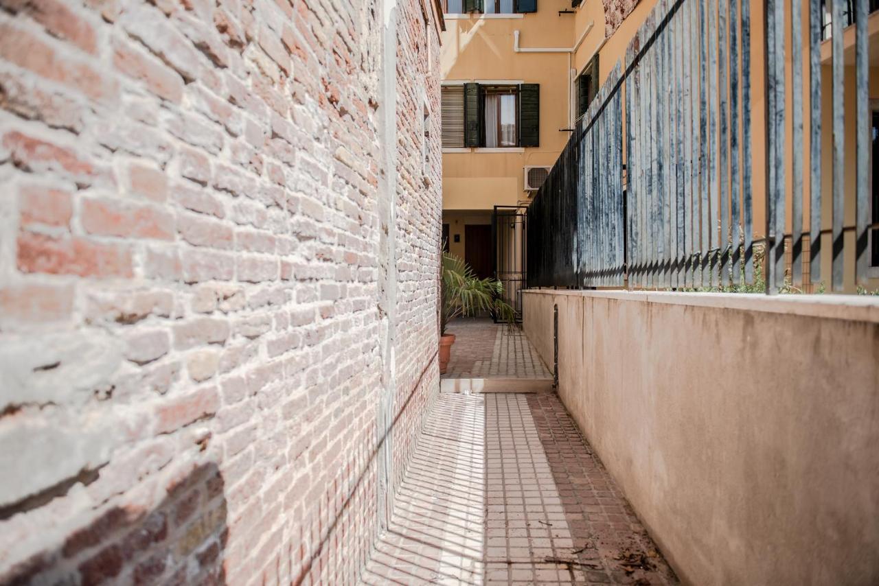 Gondola Rosa, Incantevole Vista Sul Canale Venecia Exterior foto